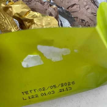 Rengi Değişik Olan Eti Çikolata Bütün Antep Fıstıklı İçin Sağlık Riski Ve Mağduriyet