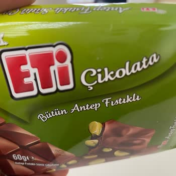 Rengi Değişik Olan Eti Çikolata Bütün Antep Fıstıklı İçin Sağlık Riski Ve Mağduriyet