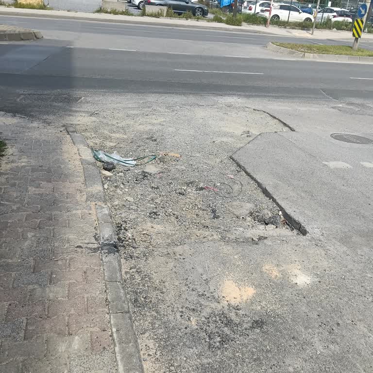 Emirgan Sokak’taki Açık Kazı Alanı Sürücü Ve Yayaları Tehlikeye Atıyor