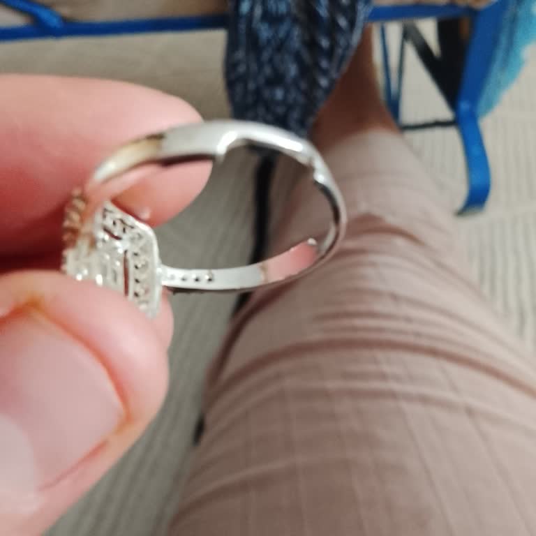 Ayar Damgası Bulunmayan Ve Hızlı Kararan Yüzük İçin Gerçek Gümüş Değişimi Talebi