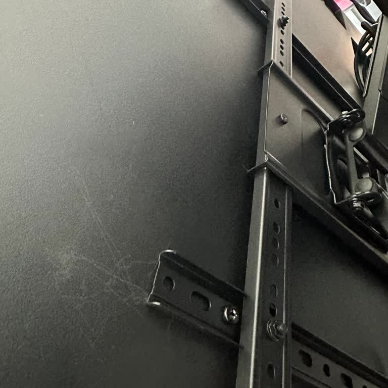 Kurulum Sırasında Çizilen TV Arka Kapağı İçin Ücretsiz Değişim Ve Ücret İadesi Talebi