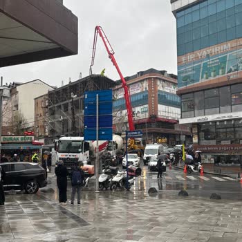 Arnavutköy Durağında İnşaat Nedeniyle 45 Dakika Yağmur Altında Otobüs Beklemesi