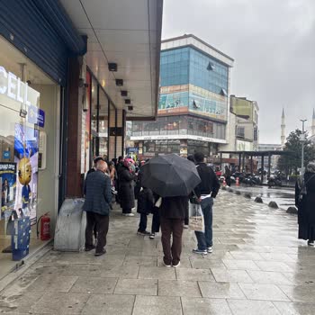 Arnavutköy Durağında İnşaat Nedeniyle 45 Dakika Yağmur Altında Otobüs Beklemesi