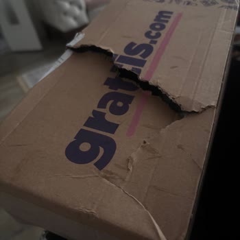 Kırık Paket Ve Açık Kapaklı Deodorant