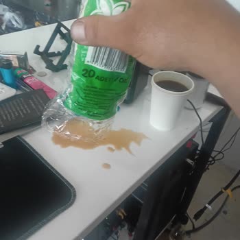 Santa Kağıt Bardak Sıcak Kahvede Anında Sızdırıyor Ve Satışı Durdurulmalı