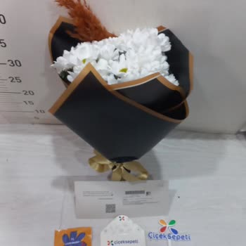 Yıldönümünde Çiçek Sepeti Görseliyle Uymayan Küçük Çiçek
