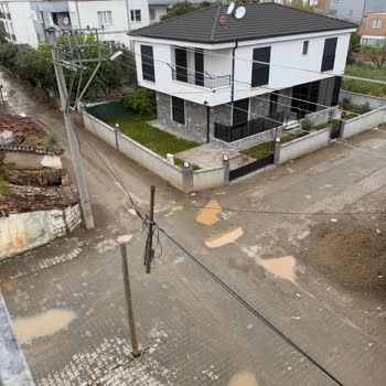 Türk Telekom'un Tehlikeli Tahta Direği Yol Ortasında Kazaya Neden Oldu, Acil Müdahale Şart