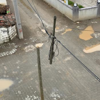 Türk Telekom'un Tehlikeli Tahta Direği Yol Ortasında Kazaya Neden Oldu, Acil Müdahale Şart