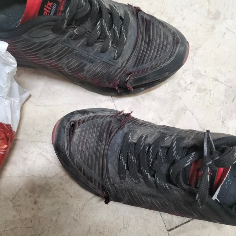 FLO Ayakkabı Ayakkabının Kısa Sürede Yırtılması Ve Mağazanın Tüketici Hatası İddiası