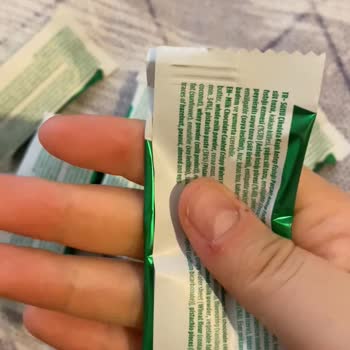 Boş Çikolata Paketi Ve Cevapsız İletişim