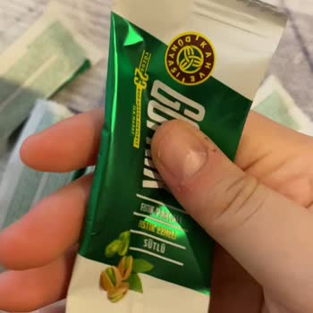 Boş Çikolata Paketi Ve Cevapsız İletişim