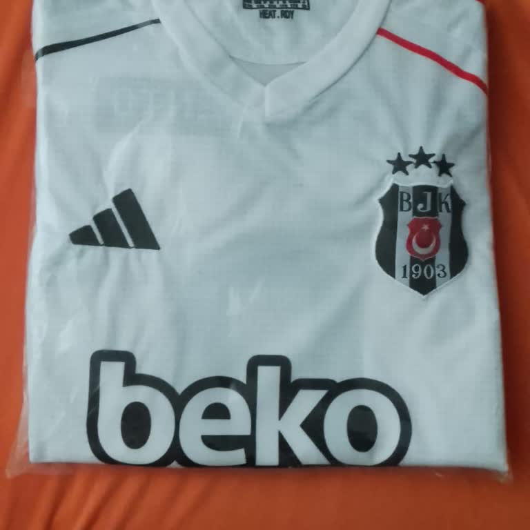 Beşiktaş Formasının Arma Ve Dokusunun Tanıtımda Gösterilenle Farklı Olması