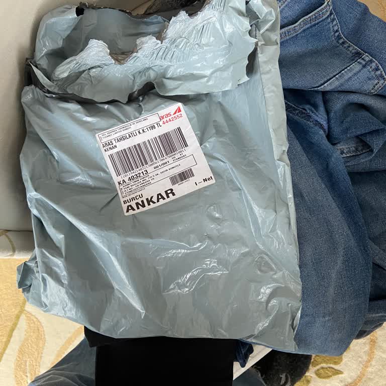 Sipariş Edilen L Beden Pantolonlar Yerine Yırtık Ve Kullanılmış Çocuk Ürünleri Gönderildi