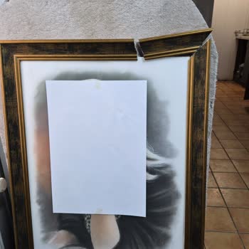 PTT Kargo Kırık Çerçeve Teslimatı Sanatçının Emeğini Gölgeler