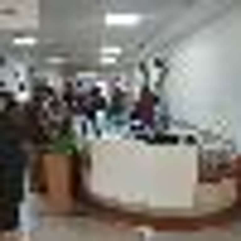 Retina Bölümünde Sıra Düzeni Yok Hastalar Arasında Gerilim Ve Kavga