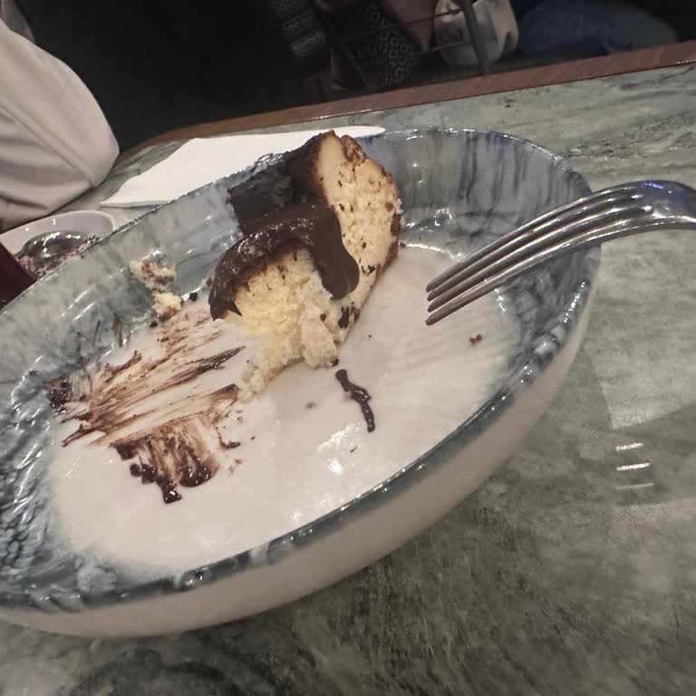 Vialand Big Chefs Şubesinde Bayat San Sebastian Tatlısı Ve İlgisiz Personel