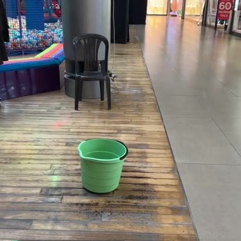 Pelican Mall AVM Ortasında Akan Sular İçin Konulan Kovalar!