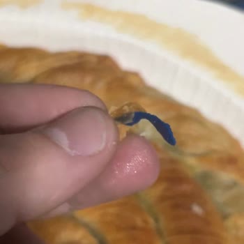 Nimet Marka Dondurulmuş Ispanaklı Börek İçinde Lastik Parçası Buldum