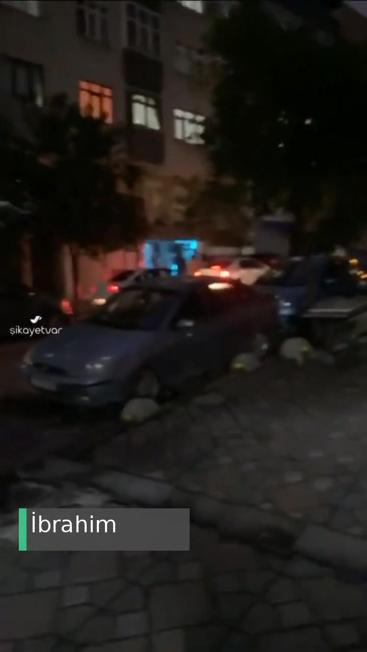 Boğaziçi Elektrik - Bedaş Mahalle Işıkları Bir Haftadır Yanmıyor Ve Kimse İlgilenmiyor! videonun kapak resmi