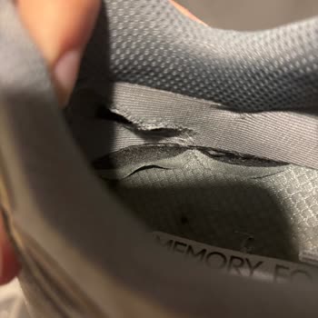 Marmara Park Skechers Mağazasında Satın Alınan Ayakkabının İç Astarı Yırtıldı