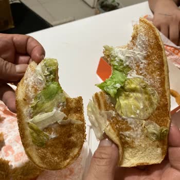 Popeyes Siparişinde Eksik Soslar Ve Bozuk Marul