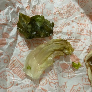 Popeyes Siparişinde Eksik Soslar Ve Bozuk Marul