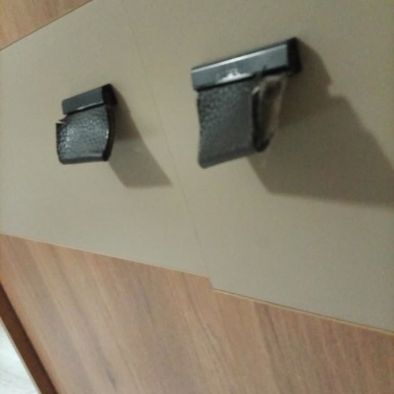 Gardırop Kapaklarındaki Sürtme Ve Deforme Kulplar İçin Ücretsiz Değişim İsteği