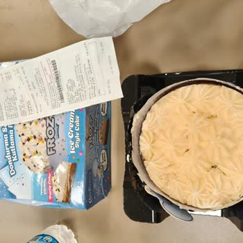 Migros Kutlama Pastasında Eksik Mum Ve Süslemeler