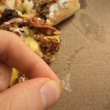 Pizza İçinde Keskin Plastik Parçası: Sağlık Riski