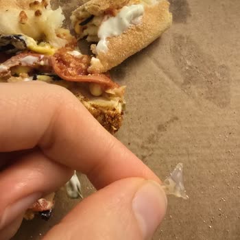 Pizza İçinde Keskin Plastik Parçası: Sağlık Riski