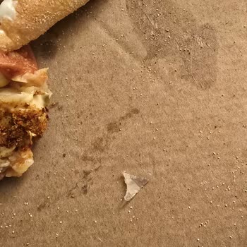 Pizza İçinde Keskin Plastik Parçası: Sağlık Riski