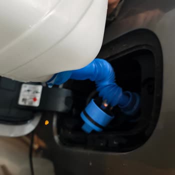 Opet İstasyonunda Kapak Sorunu Nedeniyle AdBlue Dökülmesi Ve Araç İle Kıyafet Zararları