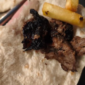 Köfteci Yusuf'ta Soğuk Ve Yanık Döner, Şikayet Hattına Yanıt Yok