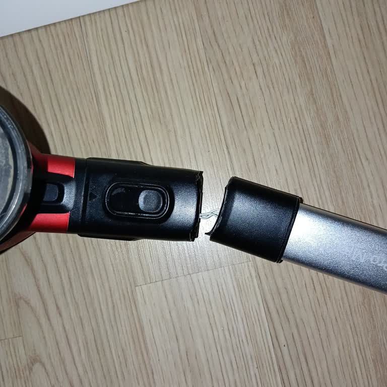 Philips Xc7043 Dikey Süpürgede Bağlantı Borusu Sürekli Kırılıyor