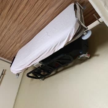 İmamoğlu Devlet Hastanesinde Servis Sedyeleri Eski Ve Kırık Olması Güvenlik Riskine Yol Açıyor
