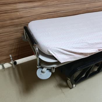 İmamoğlu Devlet Hastanesinde Servis Sedyeleri Eski Ve Kırık Olması Güvenlik Riskine Yol Açıyor