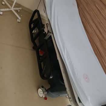 İmamoğlu Devlet Hastanesinde Servis Sedyeleri Eski Ve Kırık Olması Güvenlik Riskine Yol Açıyor