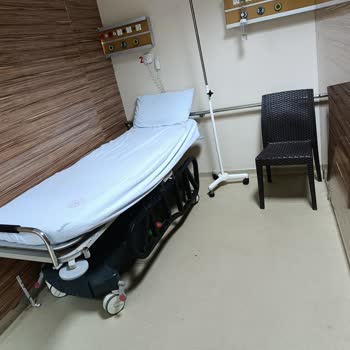 İmamoğlu Devlet Hastanesinde Servis Sedyeleri Eski Ve Kırık Olması Güvenlik Riskine Yol Açıyor