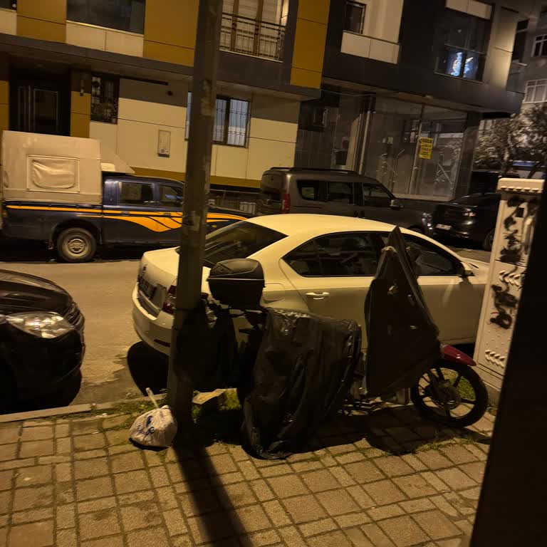 Ordu Caddesi 139 Nolu Önündeki Zincirli Motosiklet Aydınlatma Direğini Engelliyor