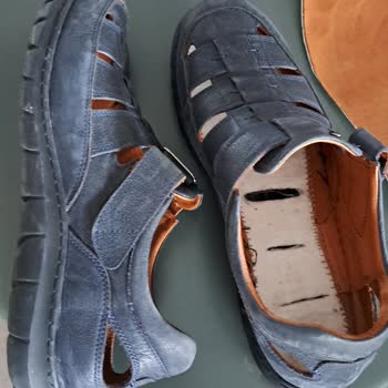 Sert Plastik Tabanlı Sandaletler Bacak Ve Bel Ağrısına Neden Oluyor