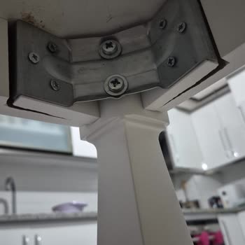 Kurulum Sonrası Çatlak Ve Çizik Bulunan Mutfak Masası İçin Değişim Ve İade Talebi