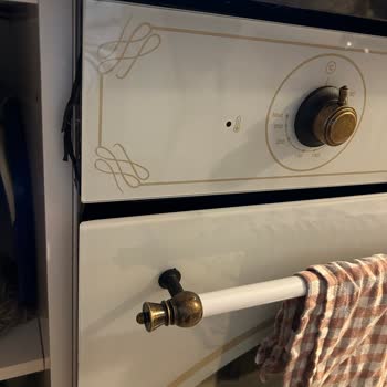 Fırın Montaj Hatası Ve Düğme Arızası Kenarı Eriten: Güvenlik Endişesi Ve Yenisiyle Değiştirme Talebi