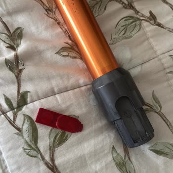 Dyson V10 Boru Bağlantısı Kilitlendi, Küçük Parça İçin Ayrı Çözüm Talebi