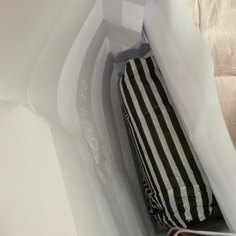 Sephora’da Online Ve Mağazalarda Tester Verilmiyor, Çalışanlar Kendi Kullanıyor