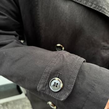 İlk Yıkamada Solan Siyah Trençkot İçin İade Talebi