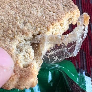 Eti Yulaflı Bisküvi İçinde Naylon Parçası Sağlık Ve Hijyen Endişesi