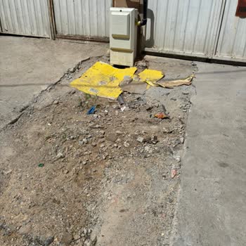 Açık Doğalgaz Çukuru Sokak Hayvanlarının Atık Alanına Dönüştü Hemen Temizlik Ve Kapama Talebi