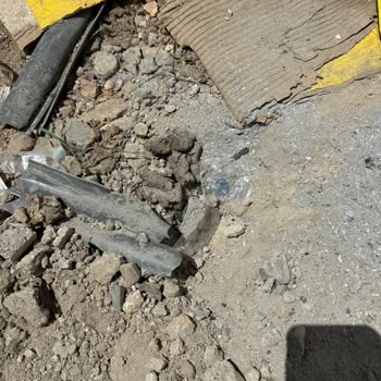 Açık Doğalgaz Çukuru Sokak Hayvanlarının Atık Alanına Dönüştü Hemen Temizlik Ve Kapama Talebi