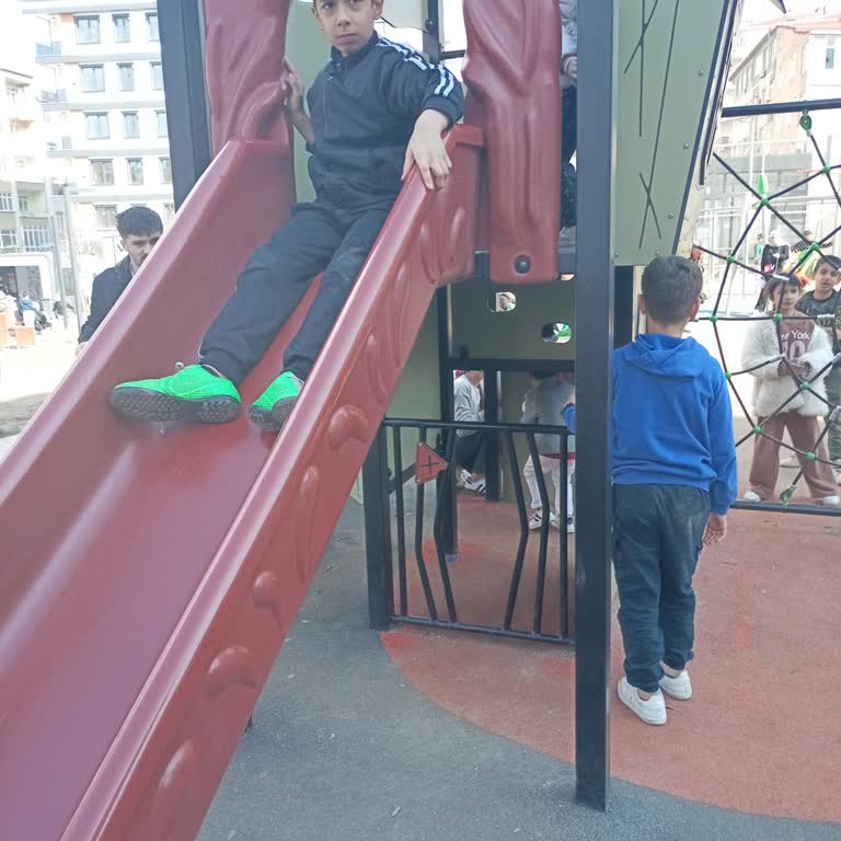 Güngören Otoparkı Üstündeki Parkta Küçük Çocukların Güvenliği Tehlikede