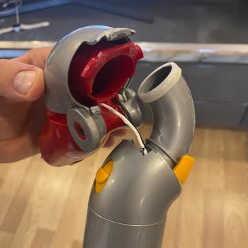 Dyson V12 Slim Adaptör Parçasının Kırılması Tasarım Hatası Olarak Garanti Dışında Bırakıldı